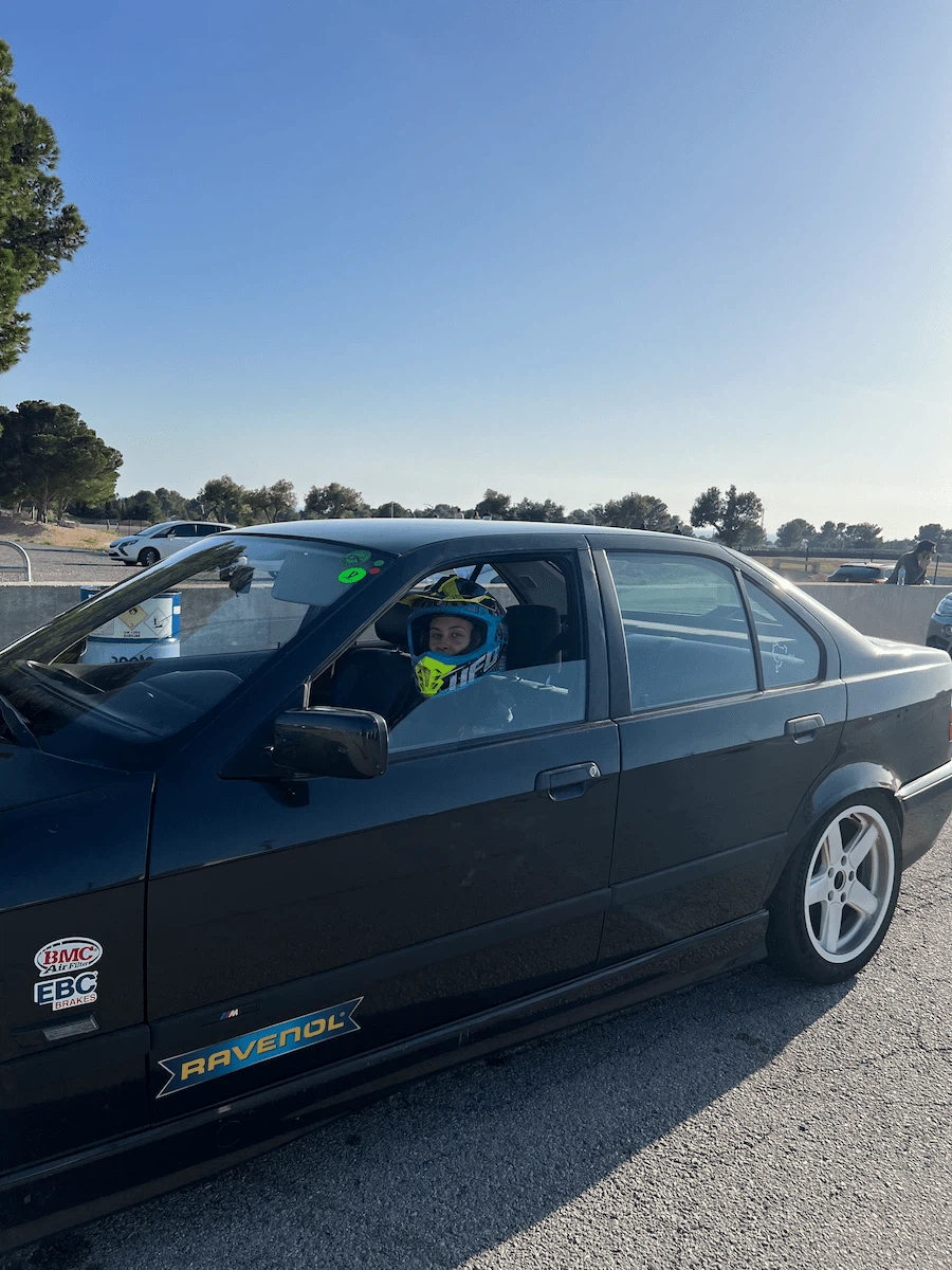 Lucía compitiendo en circuito con su BMW