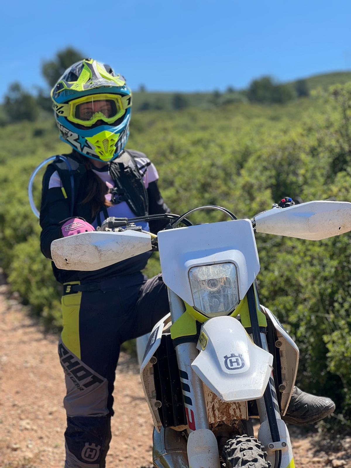 Lucía con su moto de enduro, contenido real de automoción