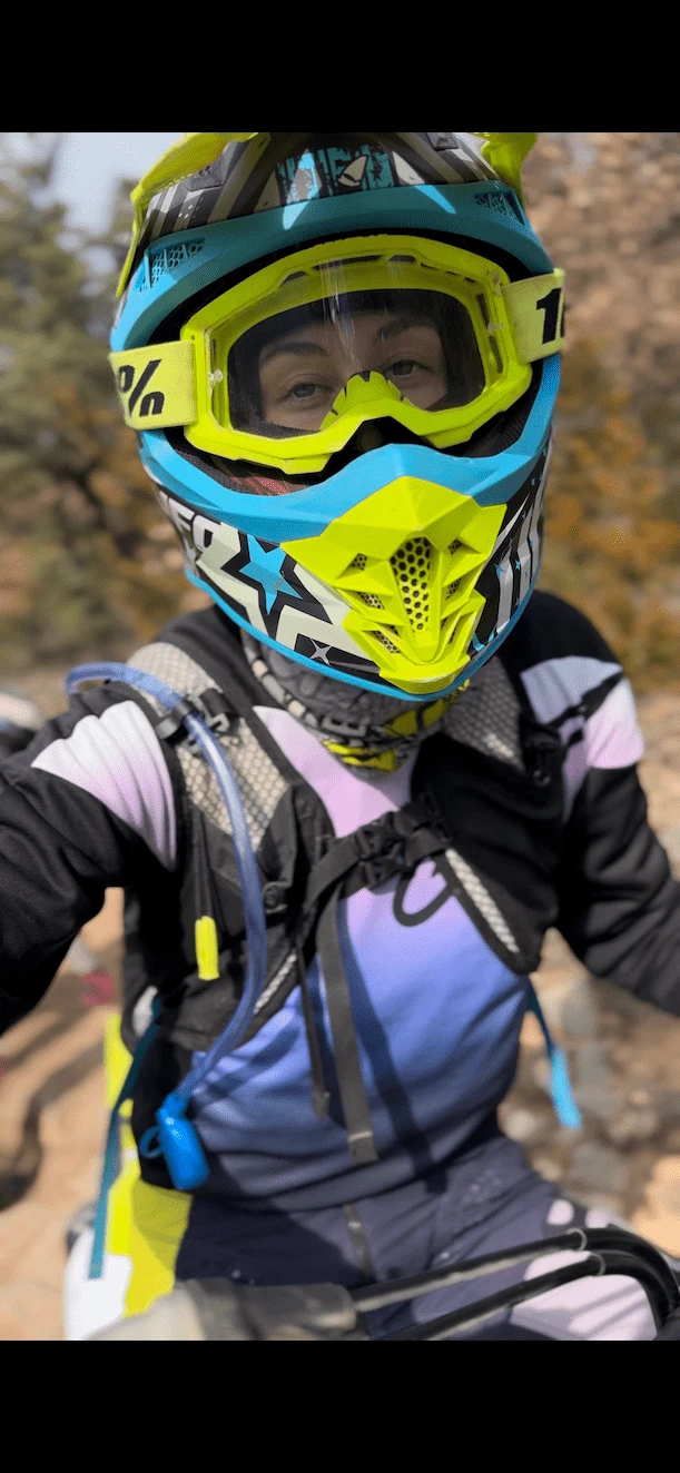 Lucía con casco de motocross